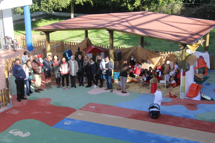 En el Centro Infantil de Los Marinos de Almuñécar se armó el belén, viviente.
